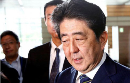 Thủ tướng Shinzo Abe  phát biểu trước báo giới tại Văn phòng Thủ tướng, ở Tokyo, ngày 3-7-2017.